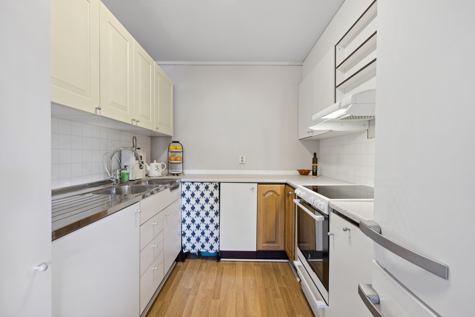 Kjøkken fra byggeår med varierende standard. Ny avtrekksvifte i 2018. Galleribilde