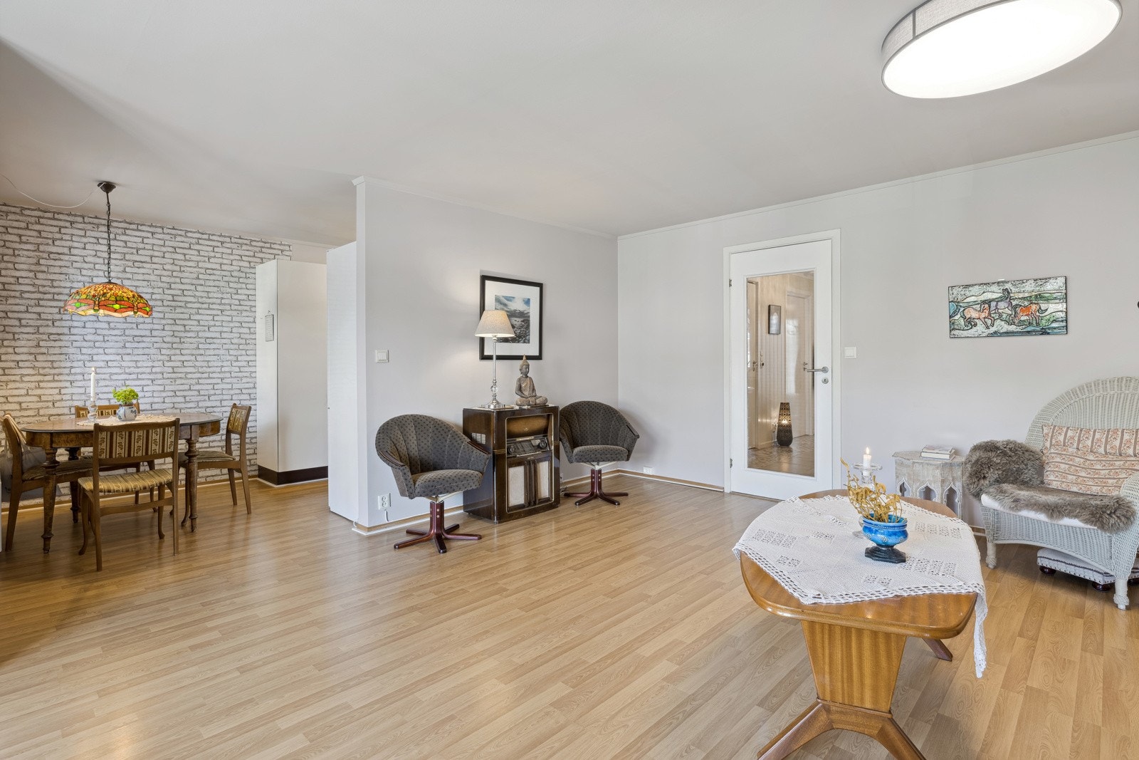 Et sosialt allrom med stue, spisestue og kjøkken i åpen løsning. Galleribilde