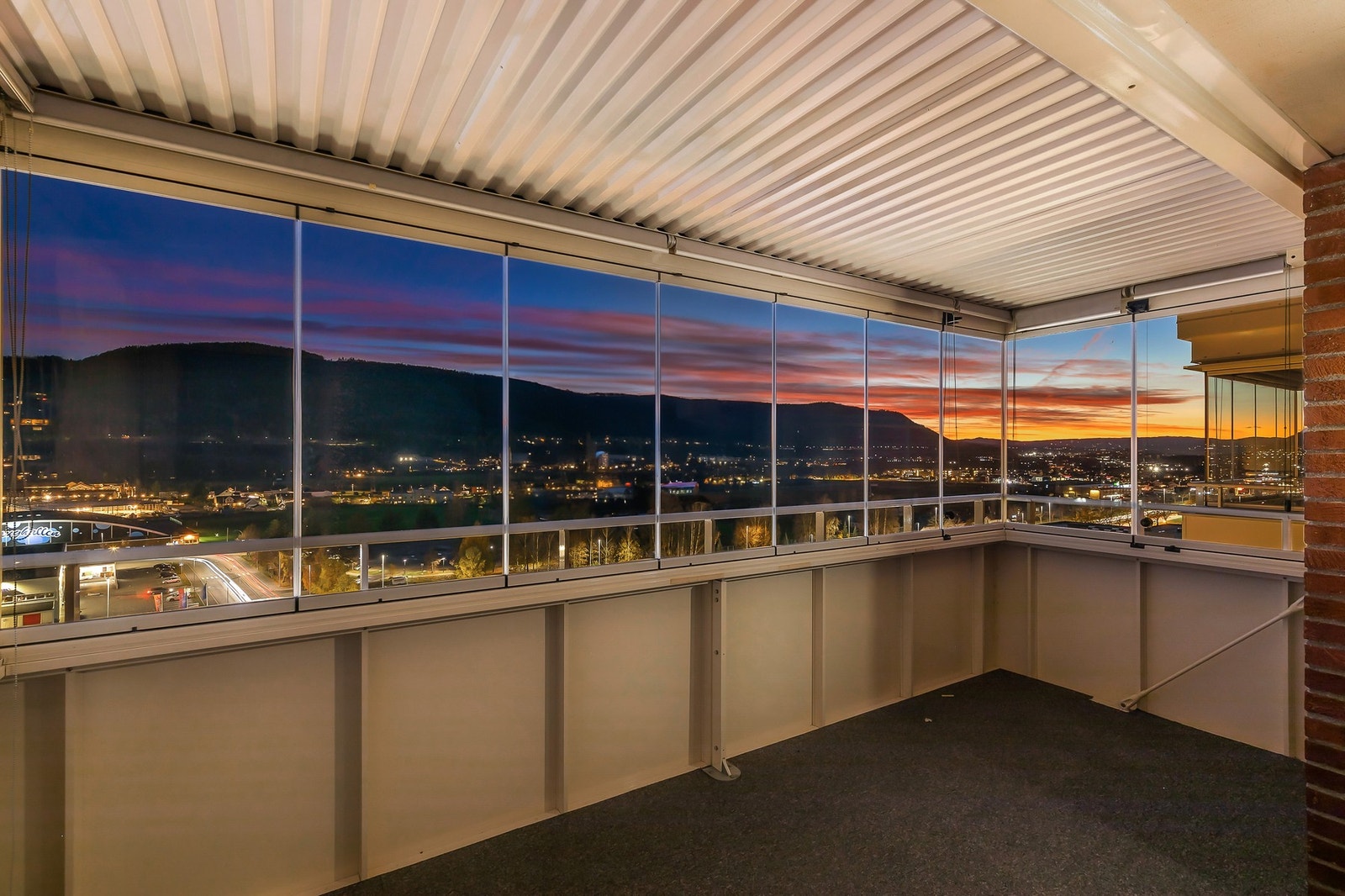 Leiligheten har en fantastisk panoramautsikt og gode solforhold Galleribilde