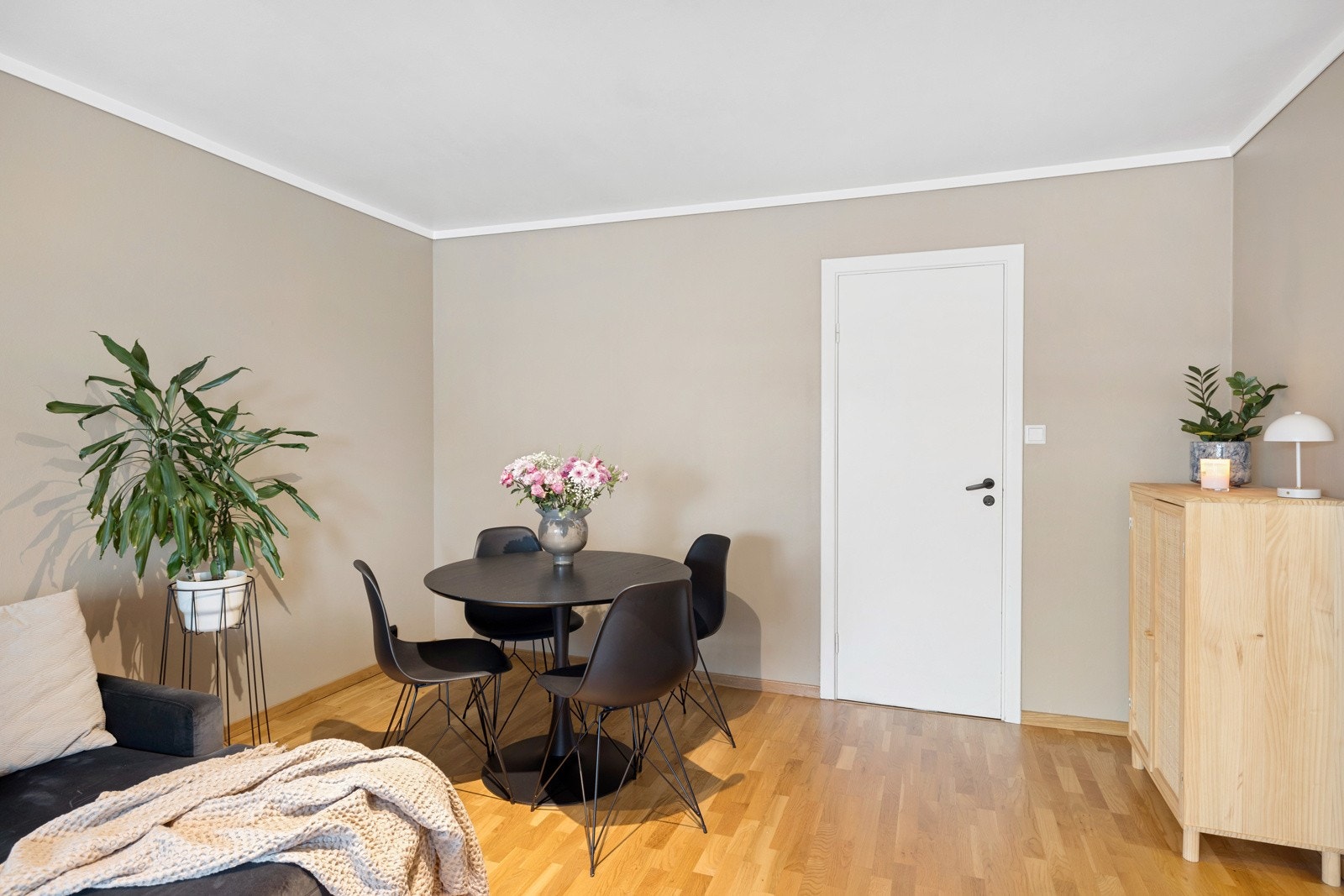 Her ligger alt til rette for å samle venner til hyggelige måltider. Galleribilde