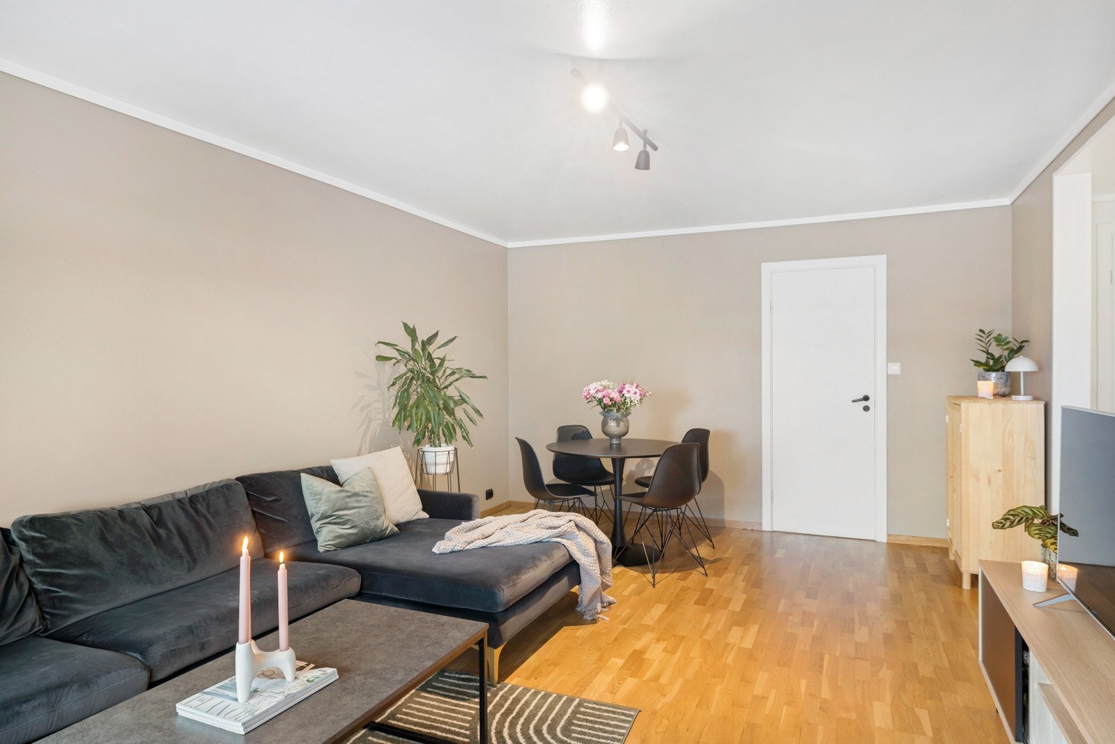 Stuen byr på fin plass til både sofagruppe, tv-møblement og spisestue. Galleribilde
