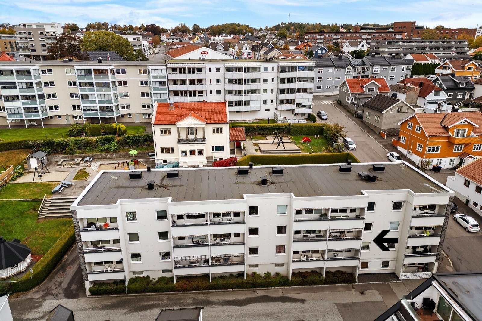 Leiligheten ligger i 2. etasje i et boligbygg i meget sentrale og attraktive omgivelser. Galleribilde
