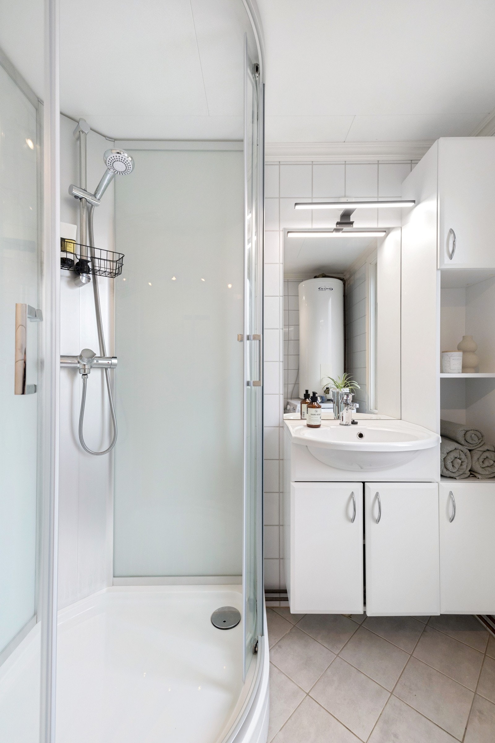 I 2022 ble badet oppgradert med nytt dusjkabinett. Galleribilde