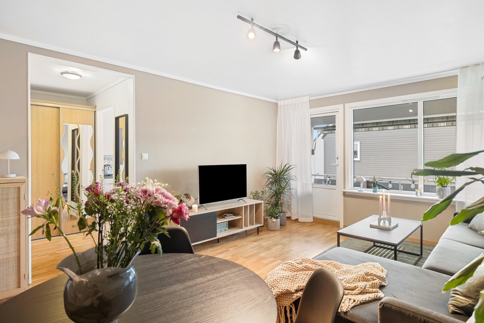 Leiligheten har en lys og luftig stue med god møbelplass. Galleribilde