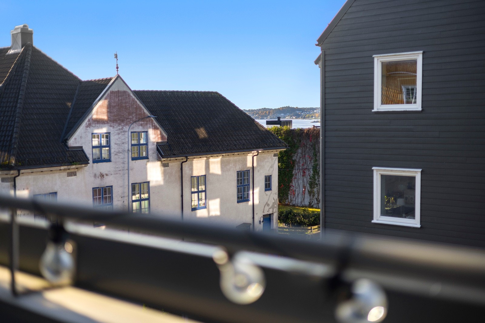 Larviksfjorden kan sees fra balkongen også. Galleribilde