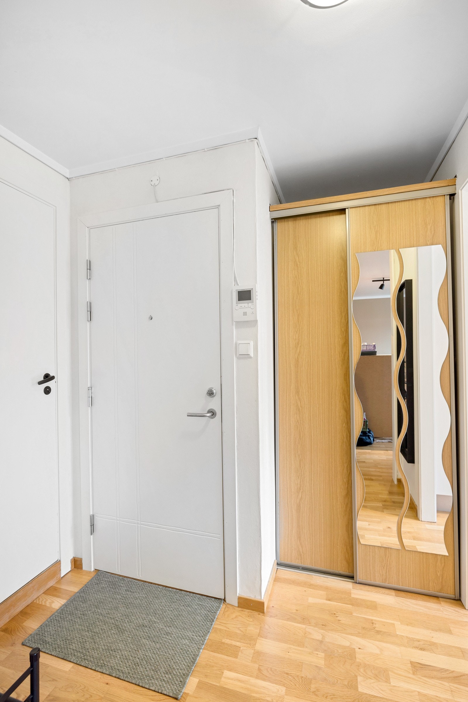 Yttertøyet ryddes enkelt bort i en skyvedørsgarderobe i entreen. Galleribilde