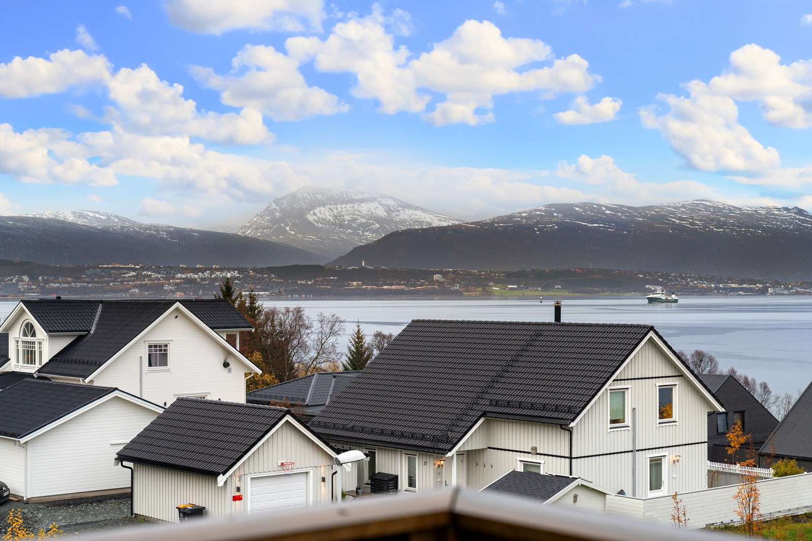 Nydelig utsikt mot Fjellheisen, Håkøya, Tromsøya og fjellområder!