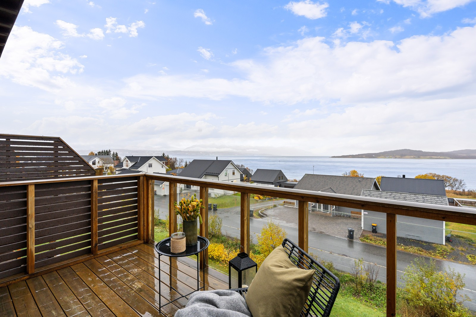 Boligen har flotte uteområder med stor terrasse, 3 balkonger og hageareal.