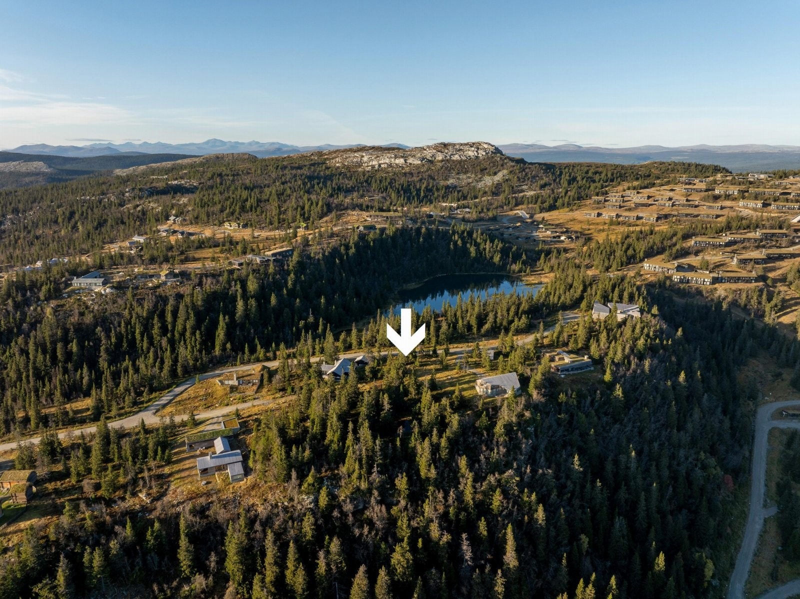 Tomten ligger ca 900 m.o.h med nydelig utsikt mot vest. Galleribilde