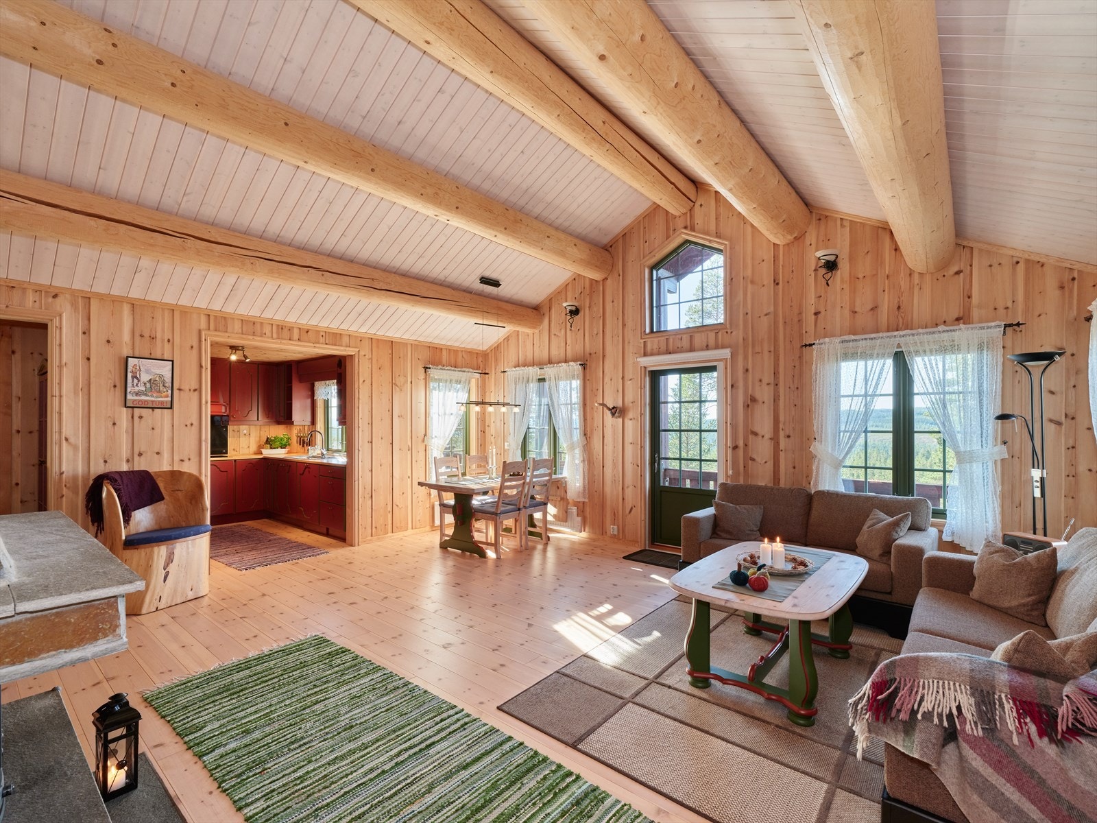 Lys og romslig stue med god plass til sofagruppe og spisegruppe. Galleribilde