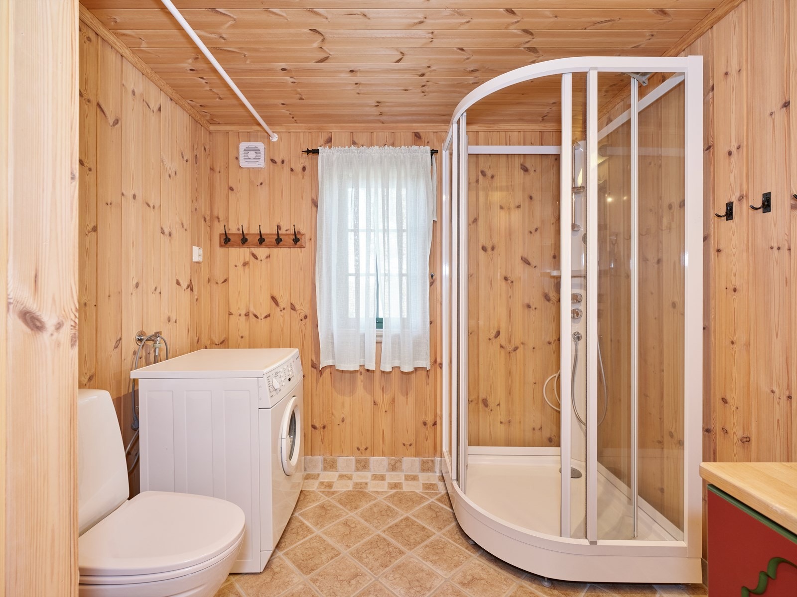 Opplegg for vaskemaskin på badet. Galleribilde