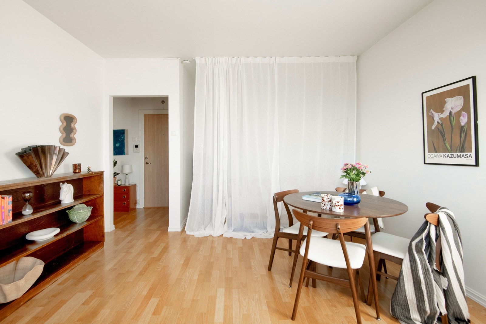 Det er god plass til et spisebord hvor venner kan samles til sene kvelder. Galleribilde