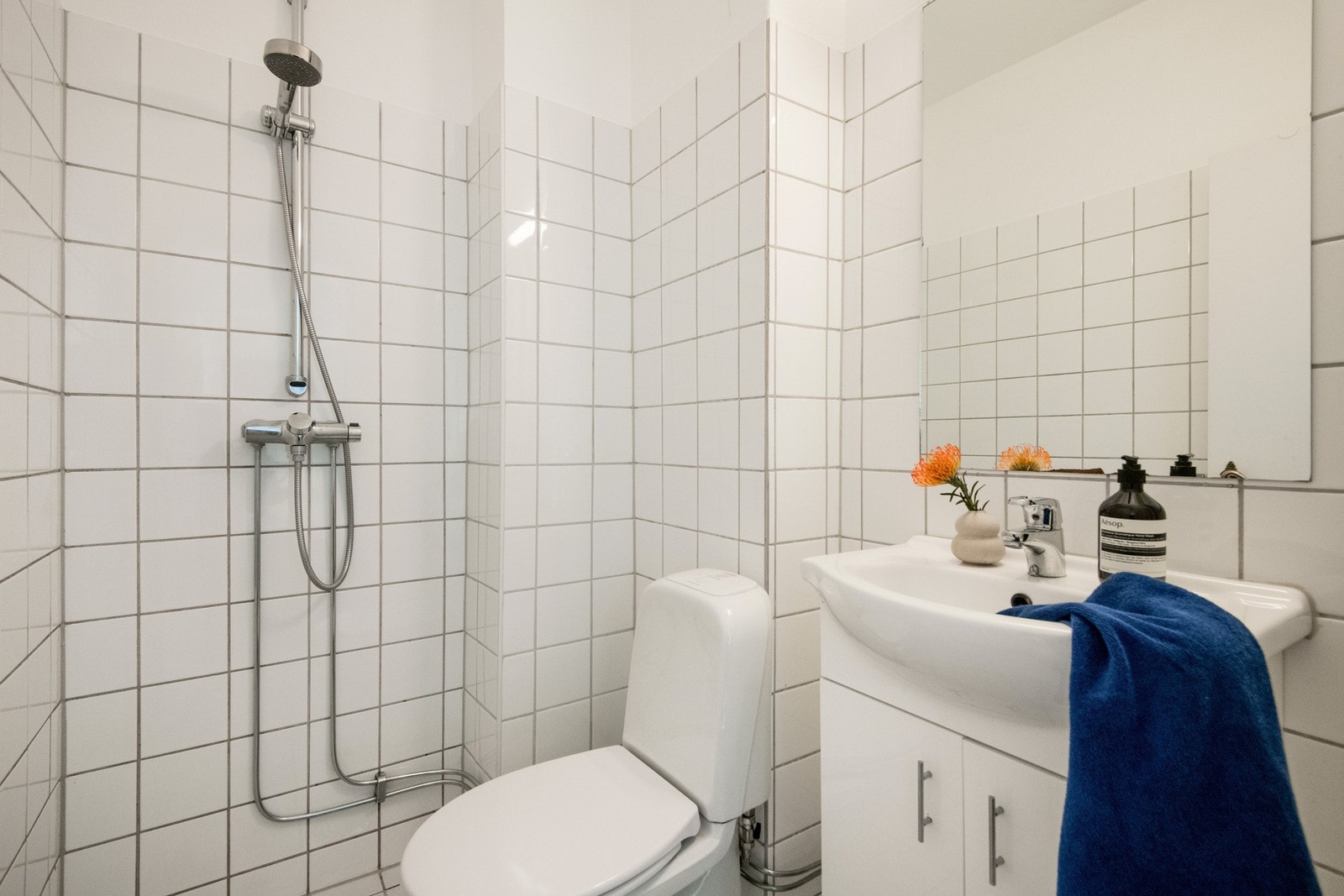 Stilrent, flislagt bad med gulvvarme. Galleribilde