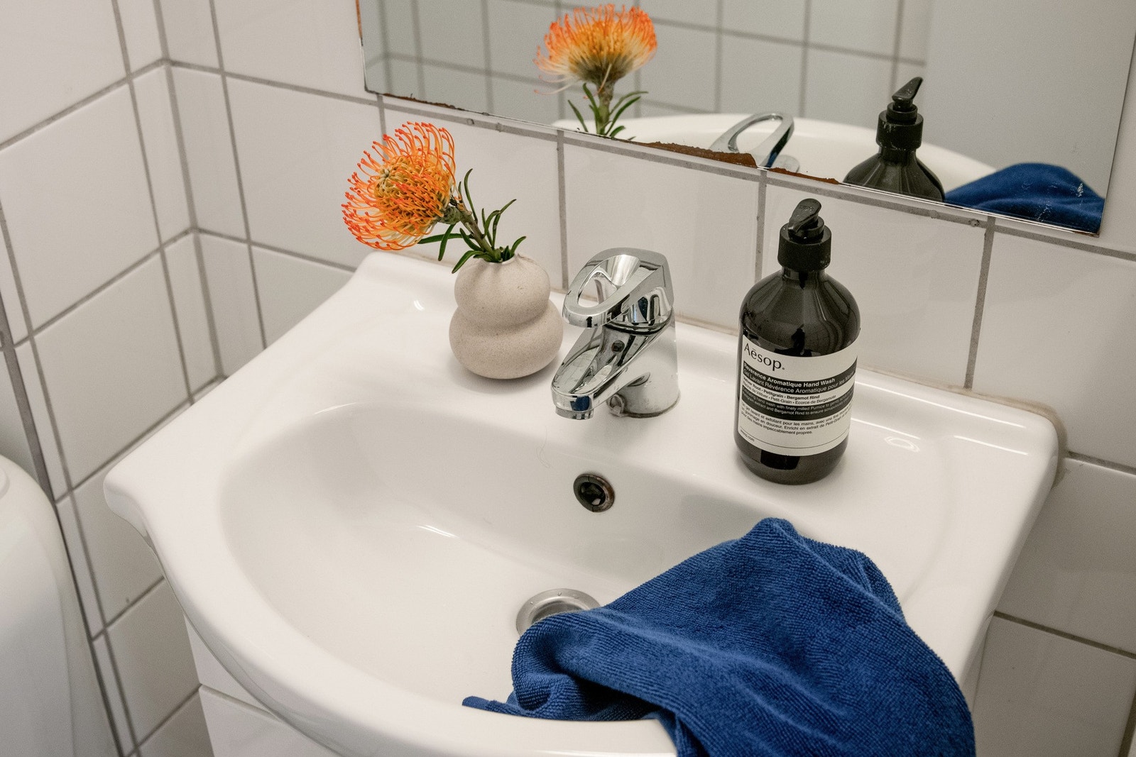 Innredningen inkluderer en vegghengt servantinnredning med servant, speil, toalett og dusjhjørne. Galleribilde