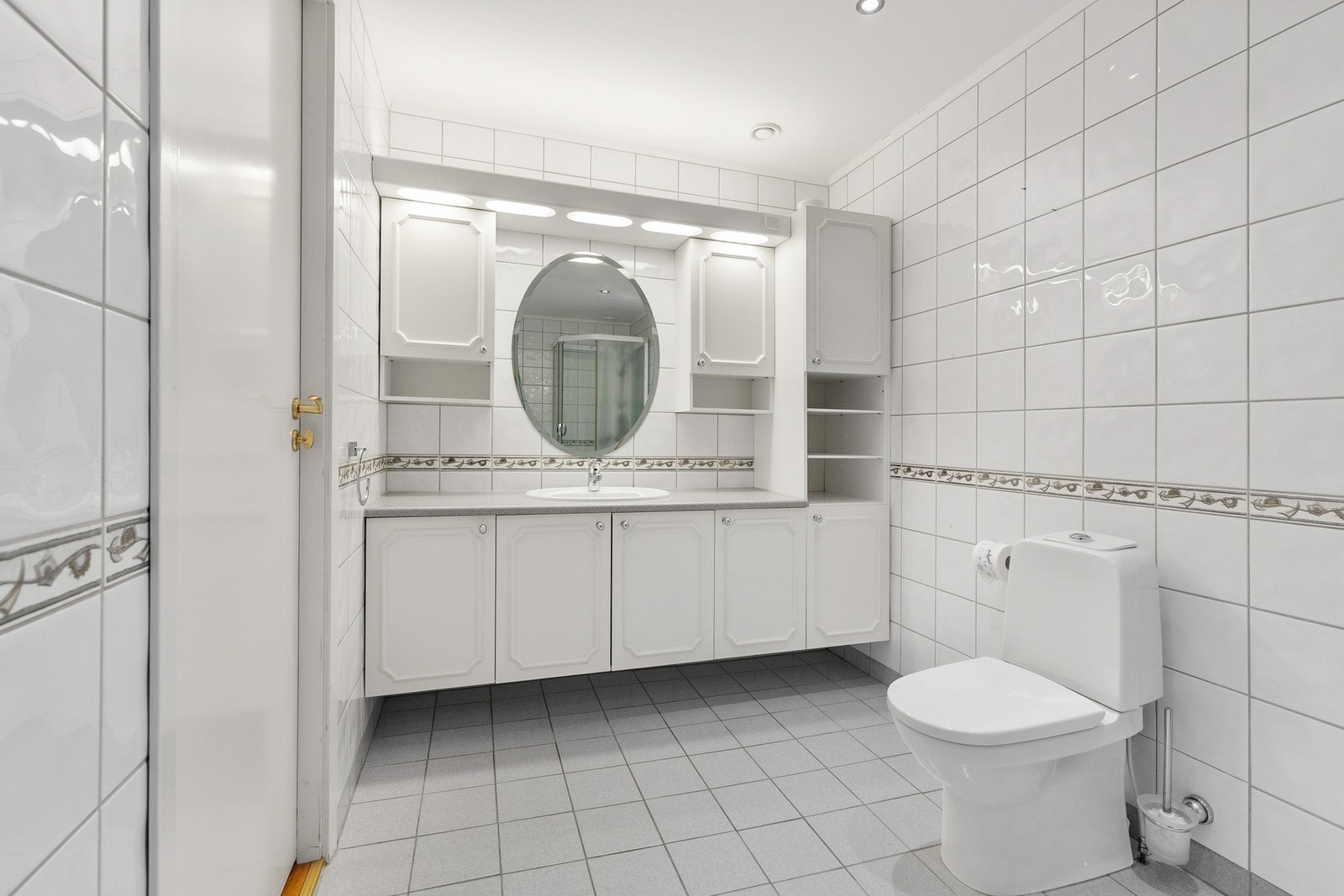 Helfliset bad med gulvvarme og downlights i himling Galleribilde