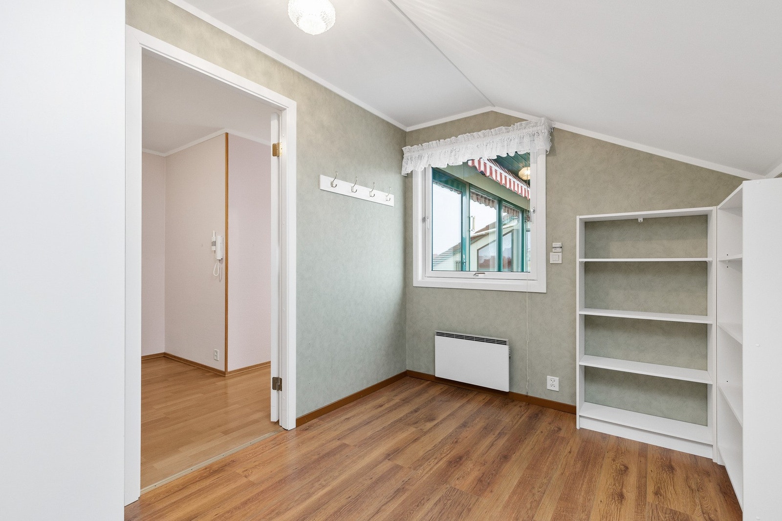 Soverom 2 med laminat på gulv og tapetserte vegger Galleribilde