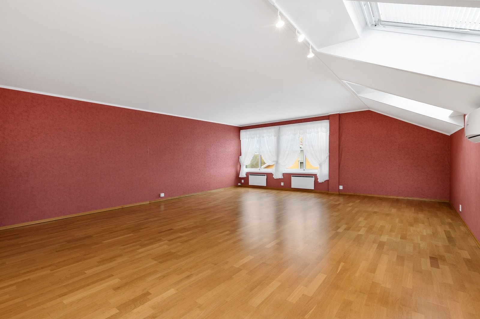 Rommet er lett å møblere og det er fin plass til spisegruppe, sofa og TV med tilhørende møblement Galleribilde