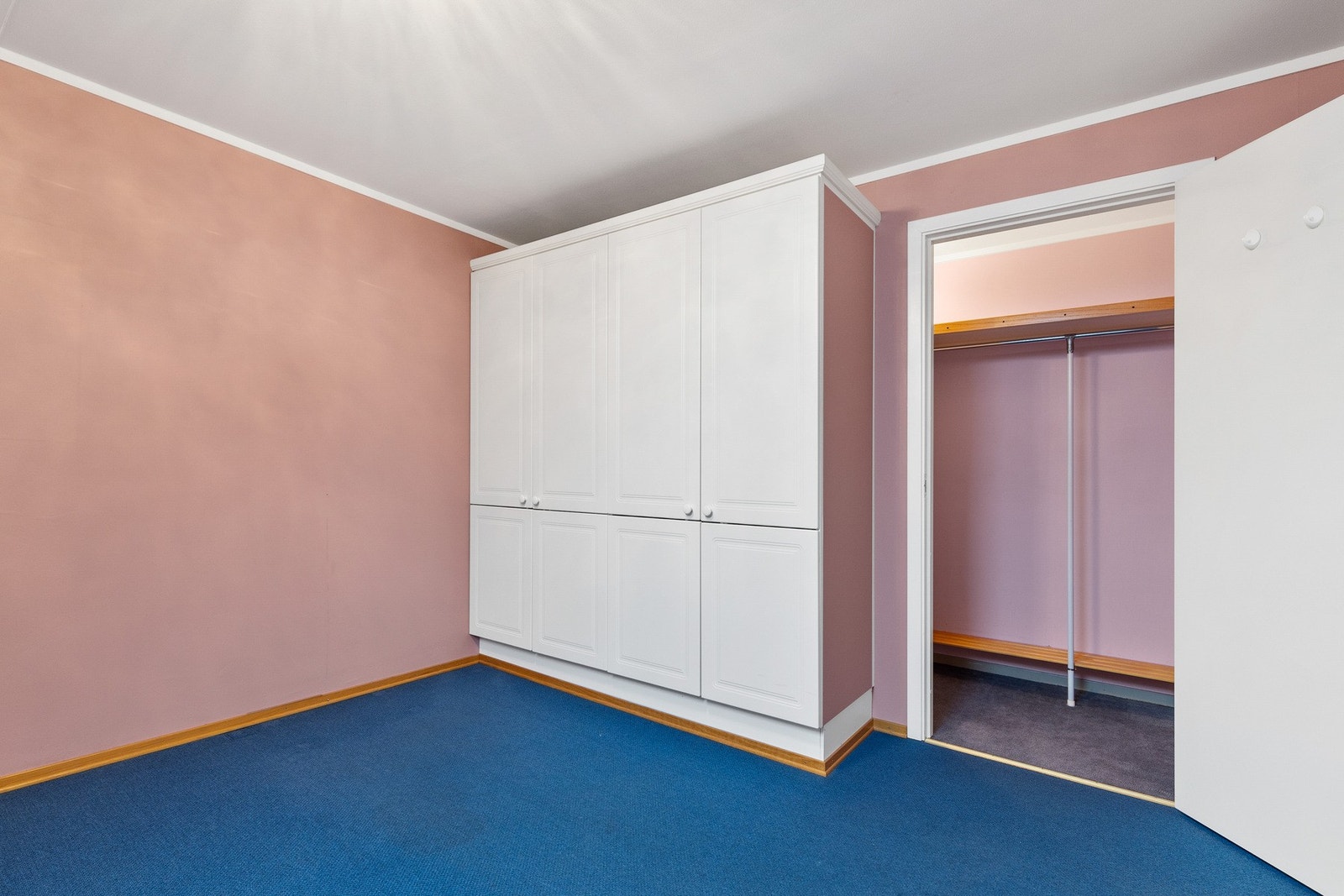 Rommet har plassbygd garderobe og adkomst til bod Galleribilde