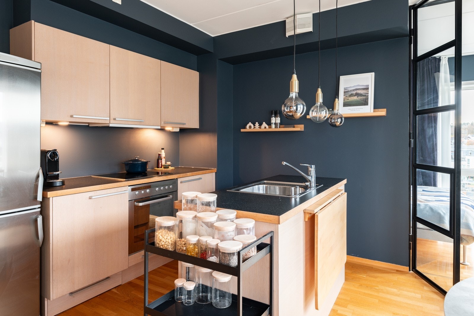 Kjøkken av god standard med praktisk kjøkkenøy. Galleribilde