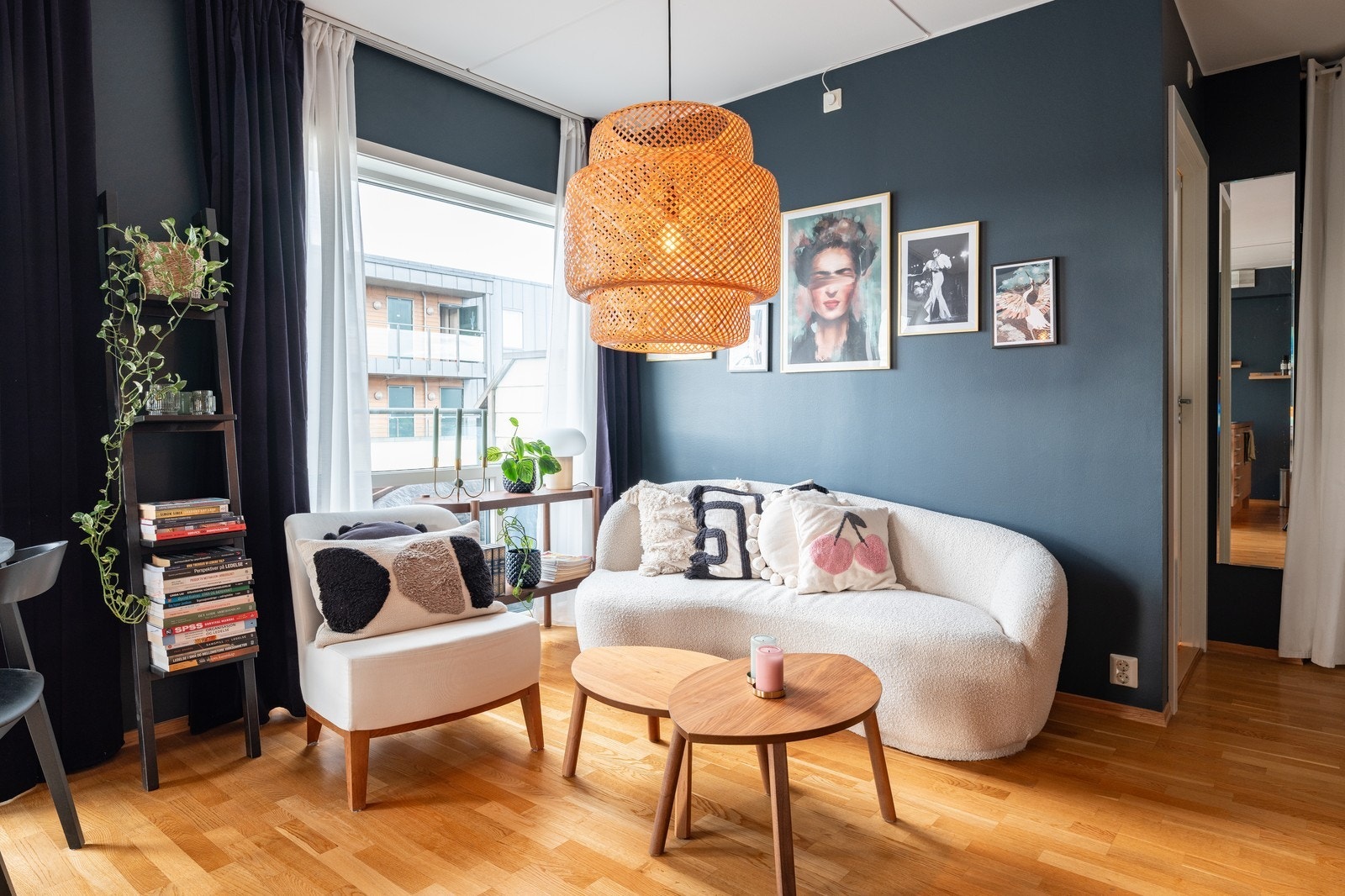 Romslig stue med store vindusflater som gir godt med lysinnslipp Galleribilde