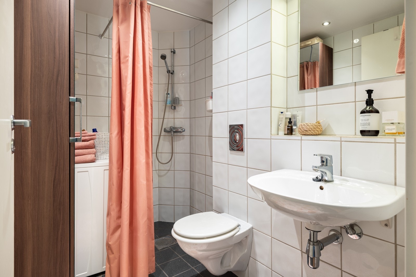 Flislagt bad med vaskemaskin. Galleribilde