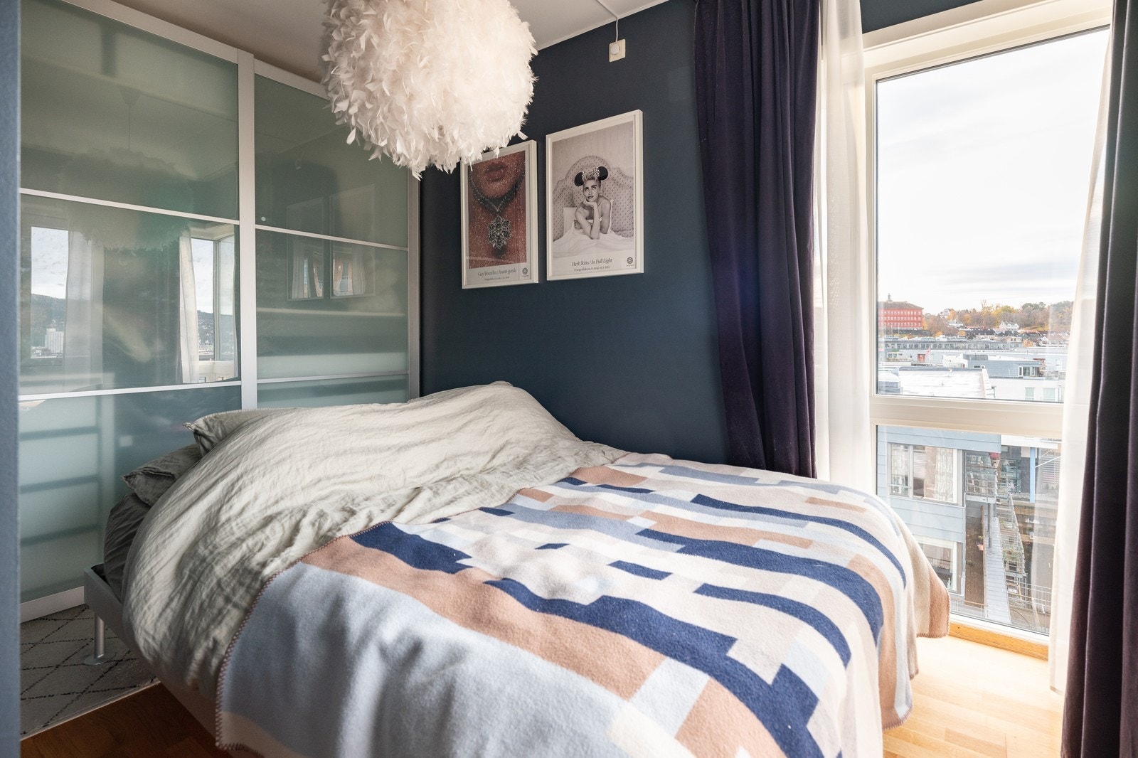 Soverom med plass til dobbelseng og garderobeskap Galleribilde