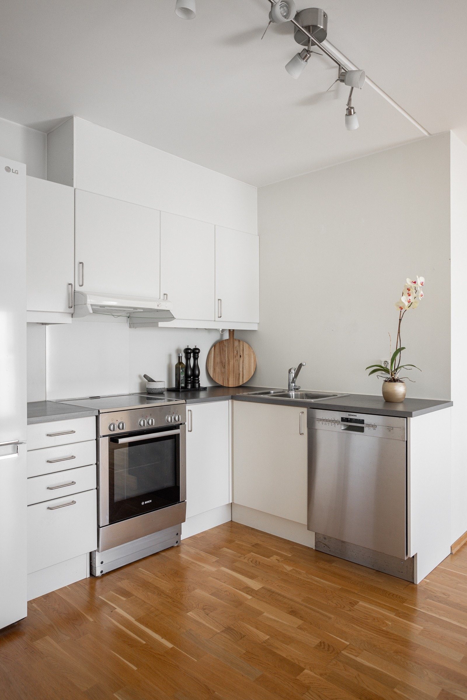 Hvitevarer som komfyr, oppvaskmaskin og kjøleskap med frysedel, samtlige hvitevarer på kjøkken medfølger. Ventilator i overskap tilkoblet mekanisk avtrekk. Galleribilde