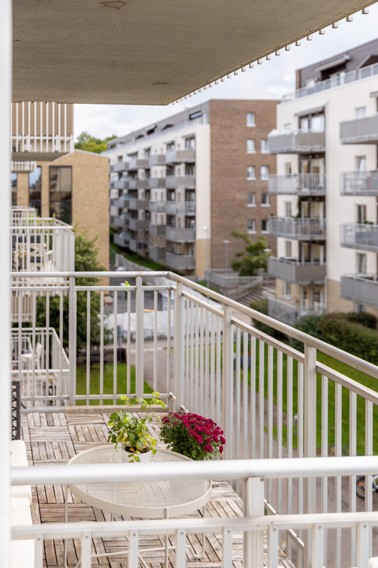 Balkongen er overbygget, har treheller på gulv og god plass til sittegruppe etter eget ønske og behov. Galleribilde