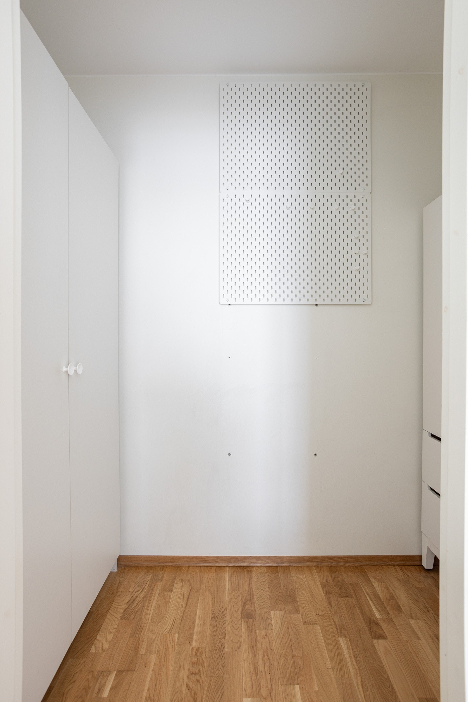 Her har du ytterligere gode lagringsmuligheter i 2 garderobeskap. Galleribilde