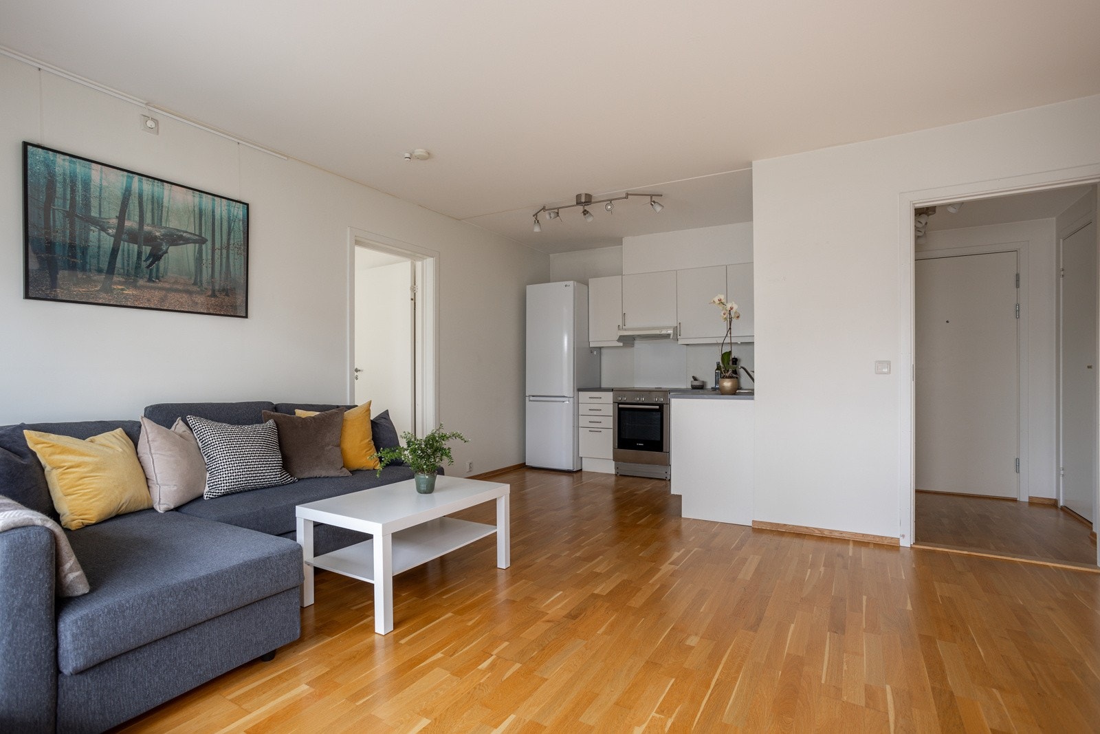 Leiligheten holdes god og lun på vinterstid med fjernvarme til radiatorer. Galleribilde