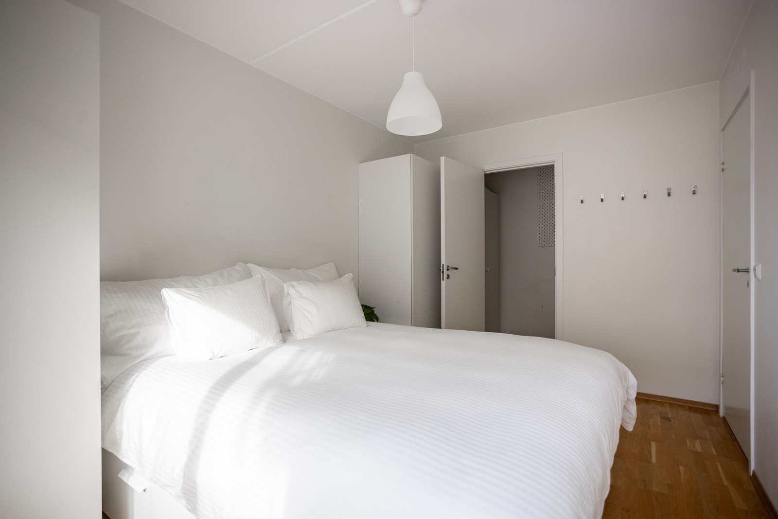 På soverommet har du naturlig plass til stor dobbeltseng med tilhørende nattbord, samt god oppbevaringsplass i 2 medfølgende garderobeskap. Galleribilde