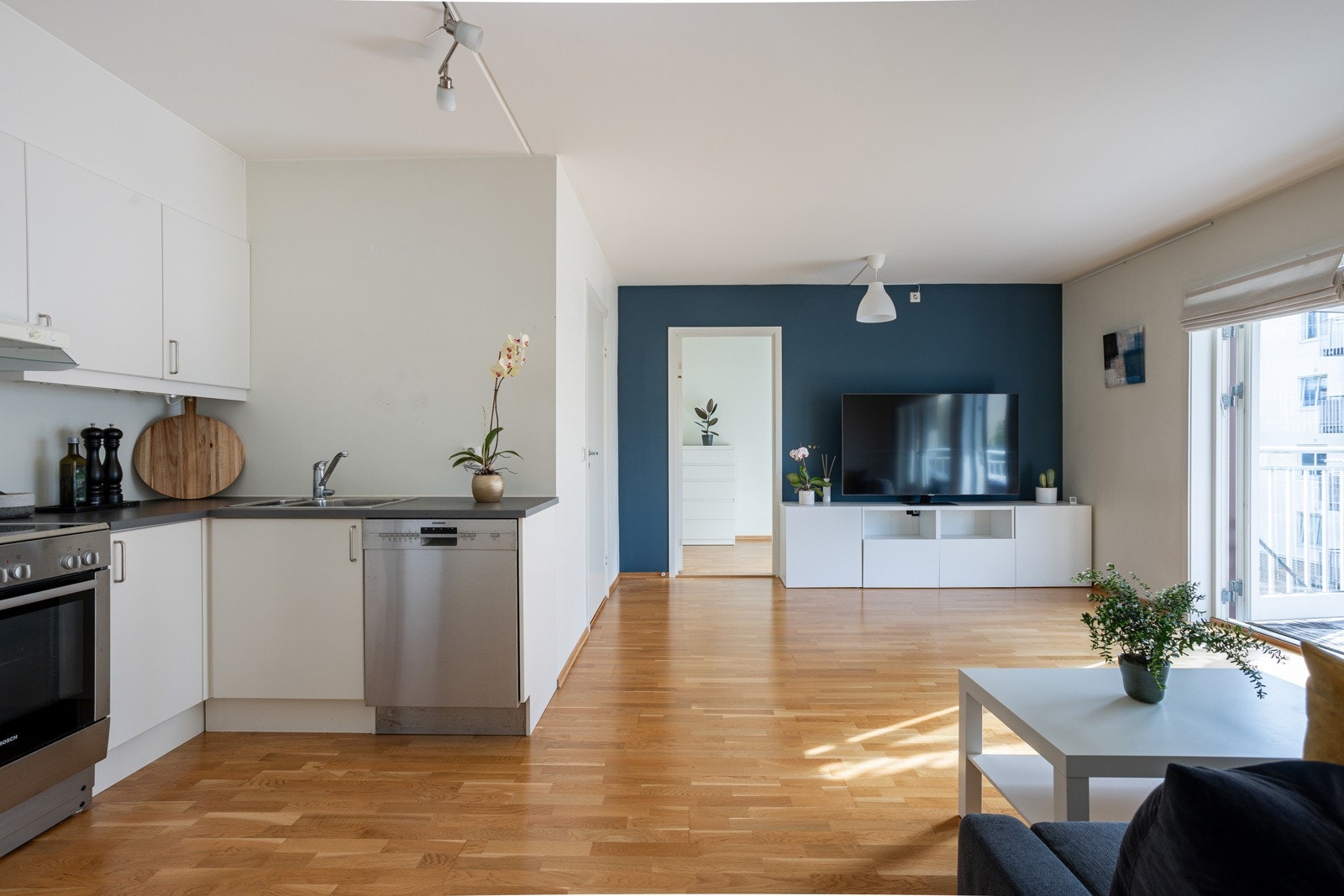 Både á-konto oppvarming/varmtvann og grunnpakke kabel-TV og bredbånd er inkludert i felleskostnadene. Galleribilde