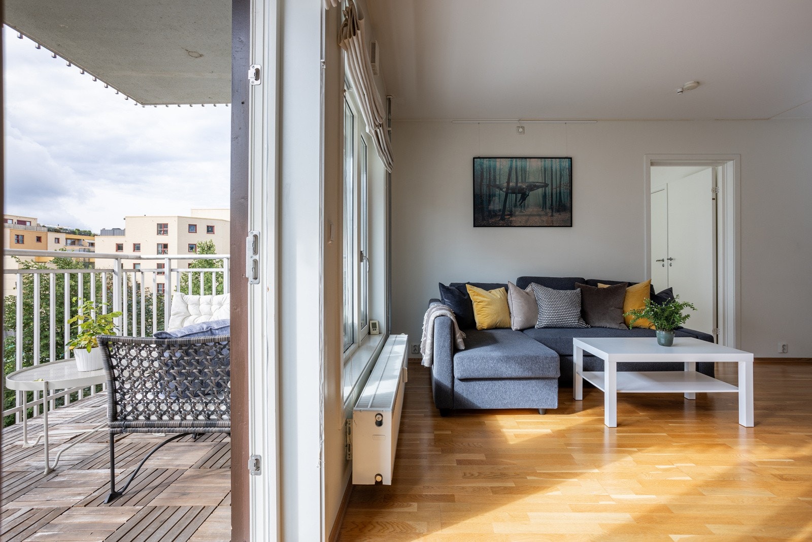 God standard med parkett på gulv, glatte lysmalte overflater med en fin blå kontrastvegg og skjult elektrisk anlegg. Galleribilde