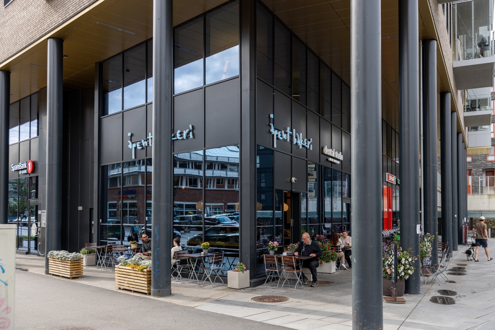 Her bor du med kort vei til butikker, treningssenter, grønne parker og kollektivtilbud (T-bane/buss). Galleribilde