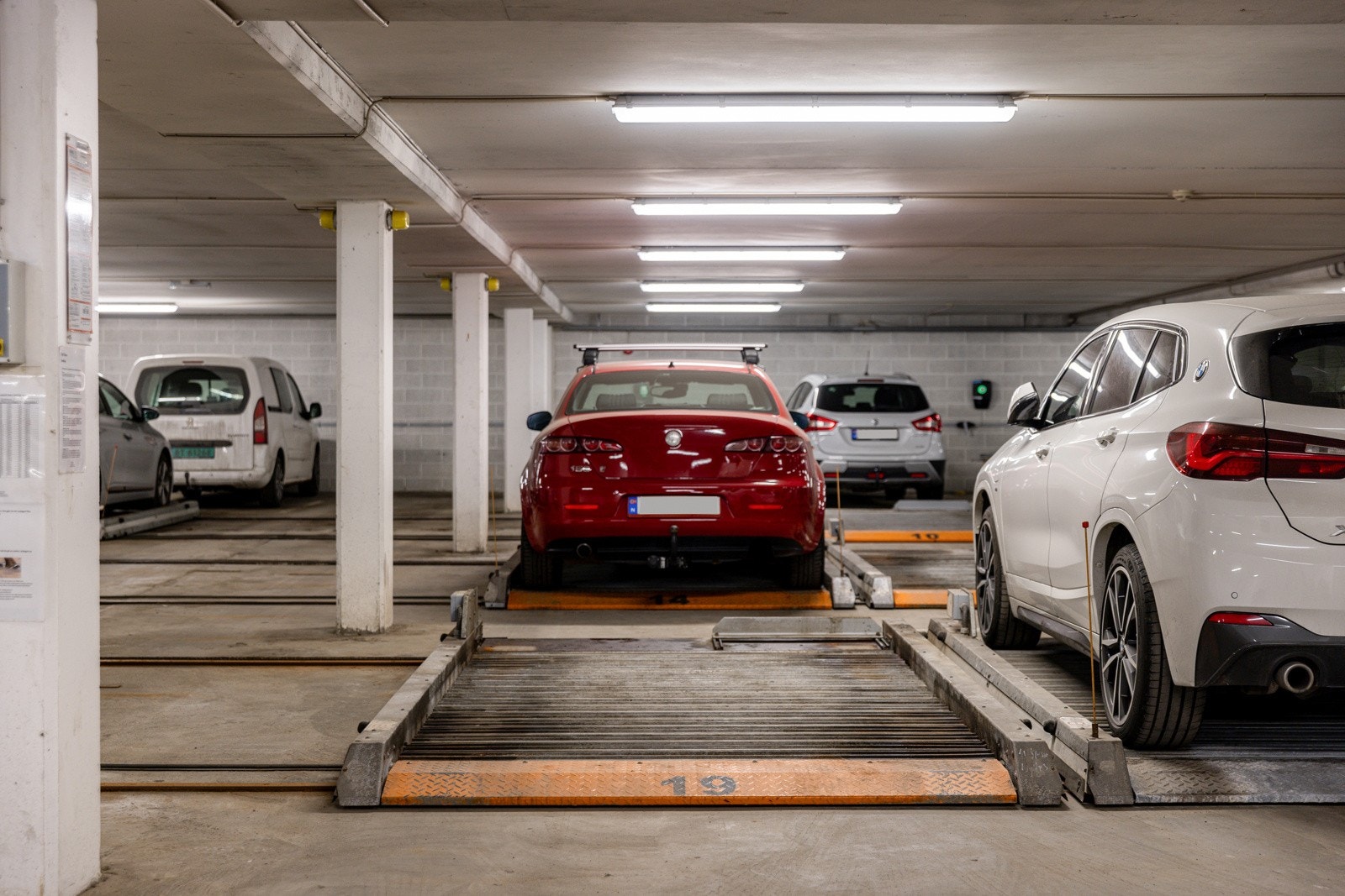 Leiligheten disponerer en bod på 5 m² beliggende i underetasje, samt en parkeringsplass beliggende i felles garasjeanlegg. Galleribilde