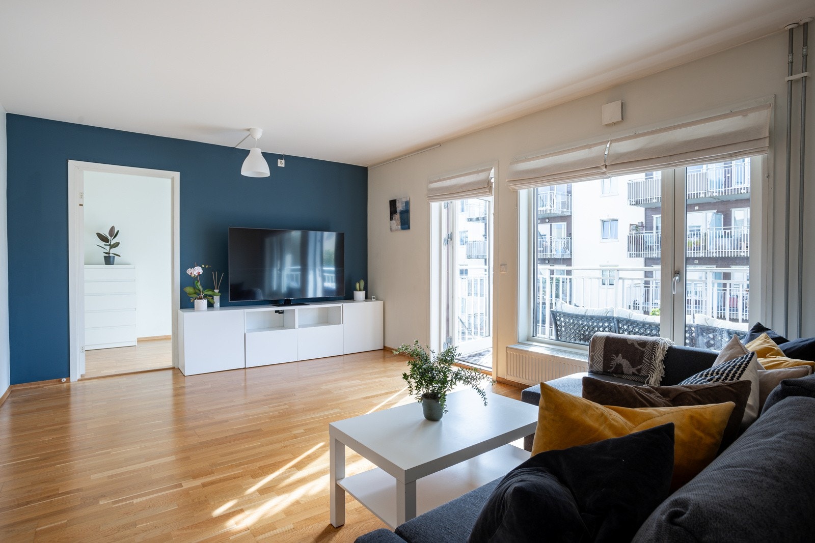 Beliggenheten i byggets 4. etasje med store vindusflater sørger for rikelig med naturlig lys. Galleribilde