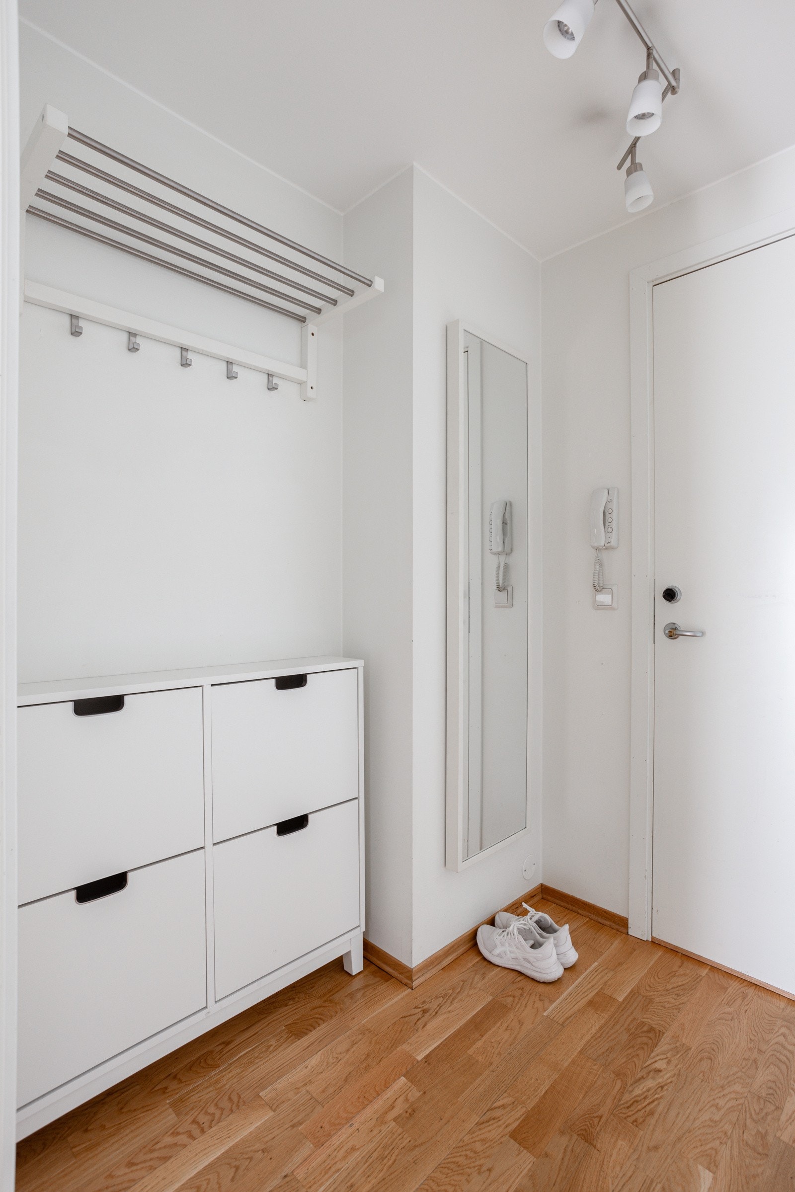 Du tar deg tørrskodd fra garasjeplassen i kjelleren og opp til leiligheten i byggets 4. etasje via felles trapperom med heis. Galleribilde