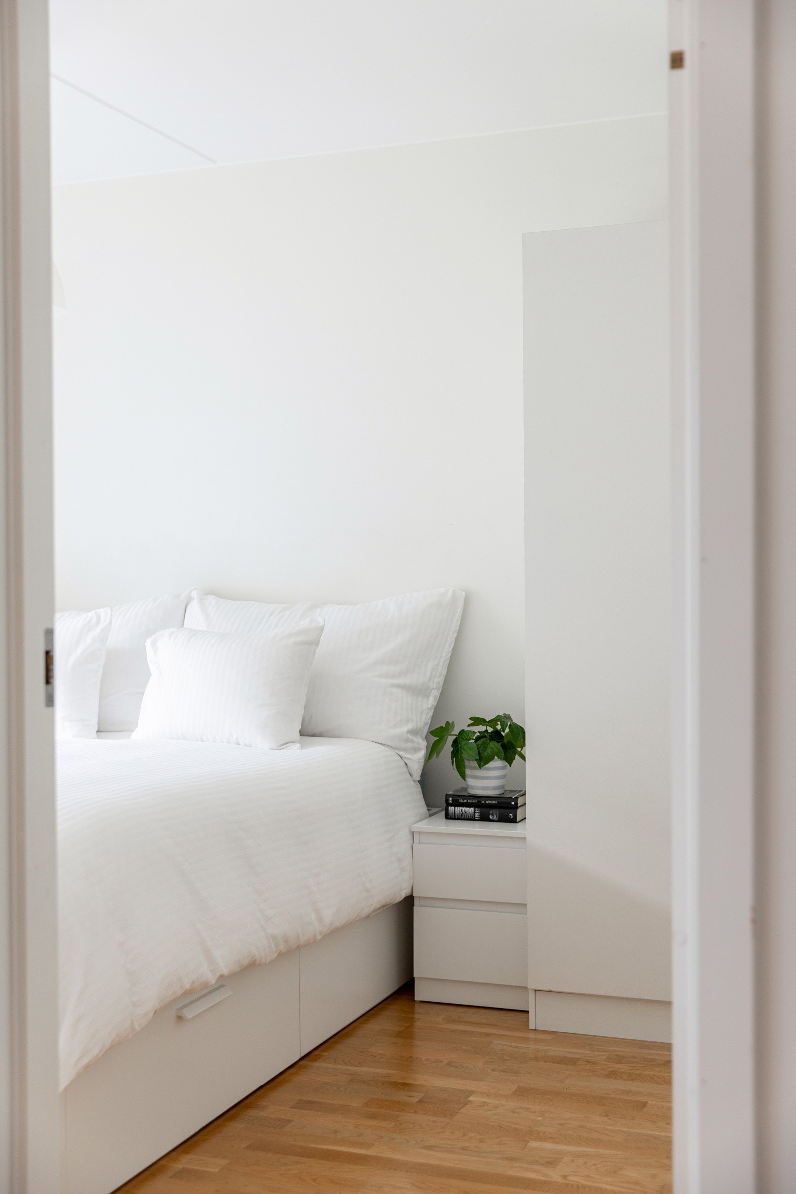 Soverommet har parkett på gulv, glatte lysmalte overflater og skjult elektrisk anlegg. Galleribilde