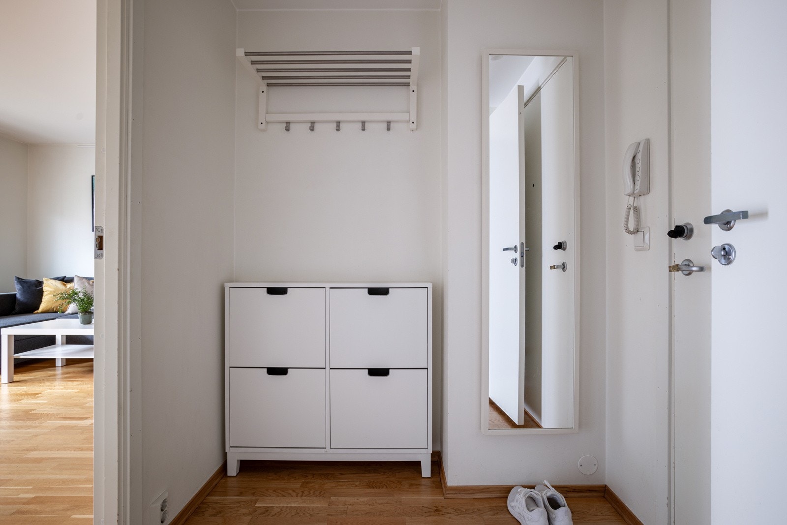 Du kommer inn i en lys og praktisk entré med plass til sko og oppheng av yttertøy. Galleribilde