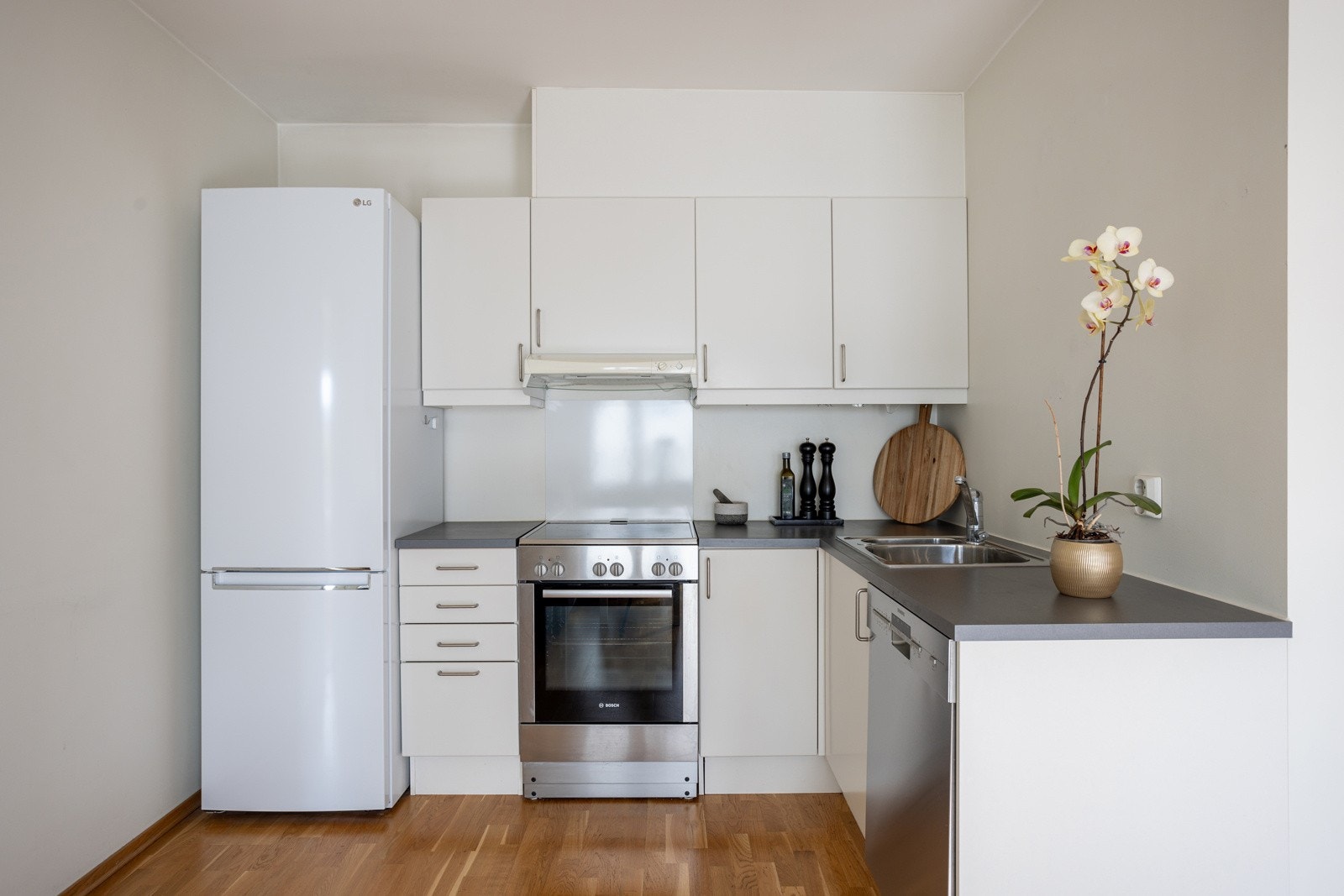 Lys og tidløs kjøkkeninnredning fra 2009 med god skap- og benkeplass. Innredningen har hvite glatte fronter og laminert benkeplate med nedsenket oppvaskkum. Praktisk med belysning under overskapene. Galleribilde