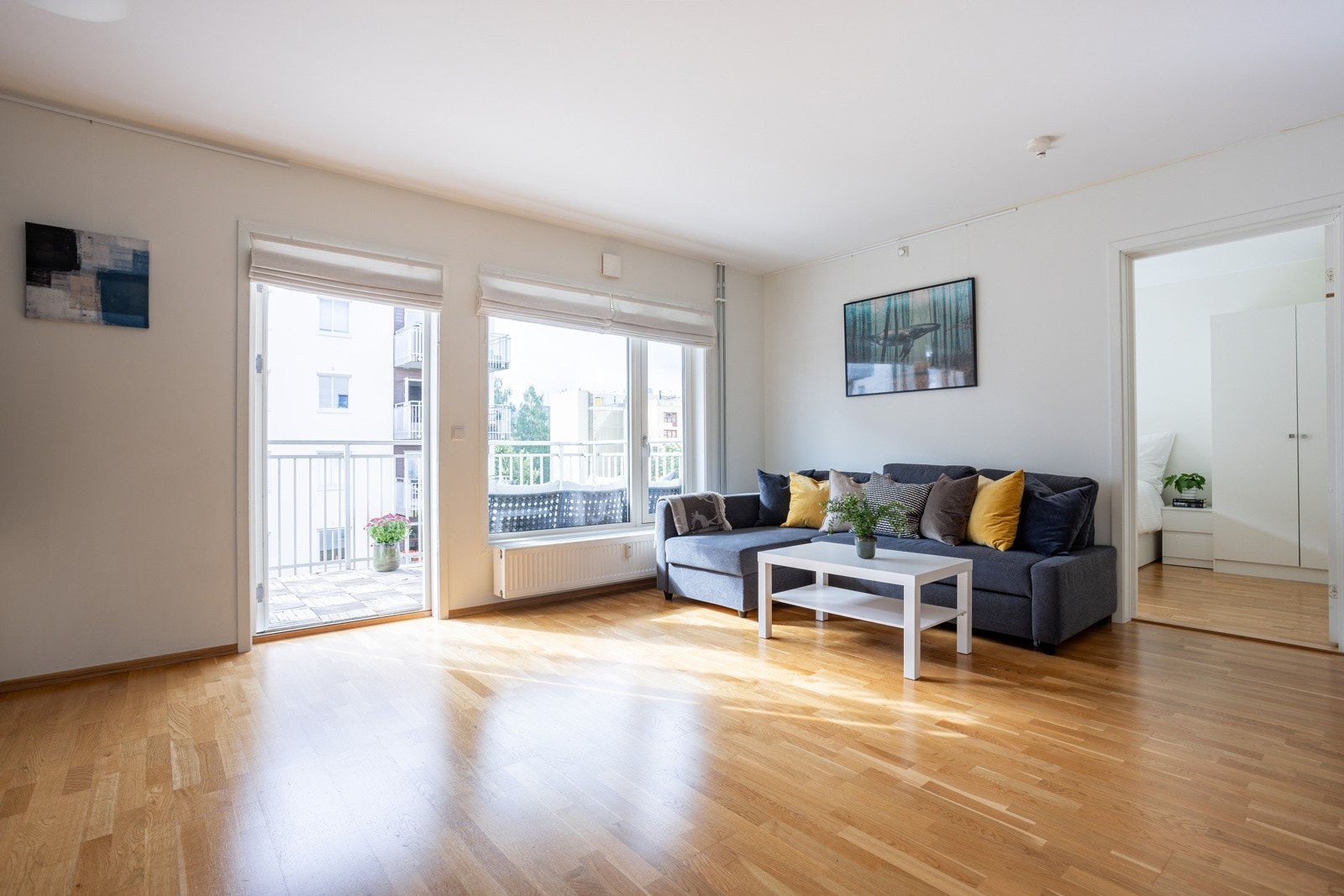 Stuen er det naturlige oppholdsrommet i leiligheten, og er et stort og lyst rom. Galleribilde