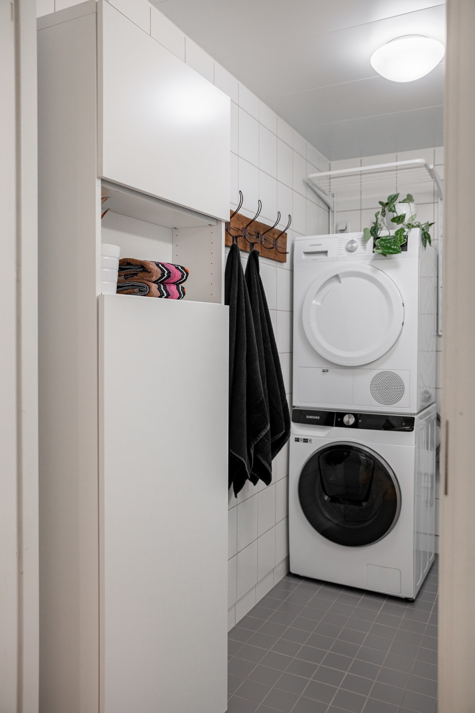 Det er plass og opplegg for vaskemaskin og tørketrommel over om ønskelig. Praktisk ekstra høyskap sørger for god oppbevaringsplass på badet. Galleribilde