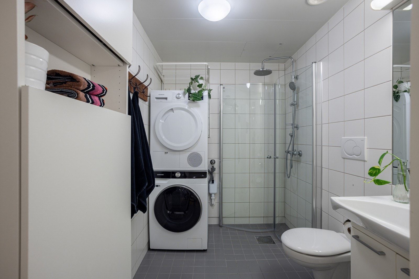 Leiligheten har et lyst flislagt baderom fra byggeåret 2009. Galleribilde