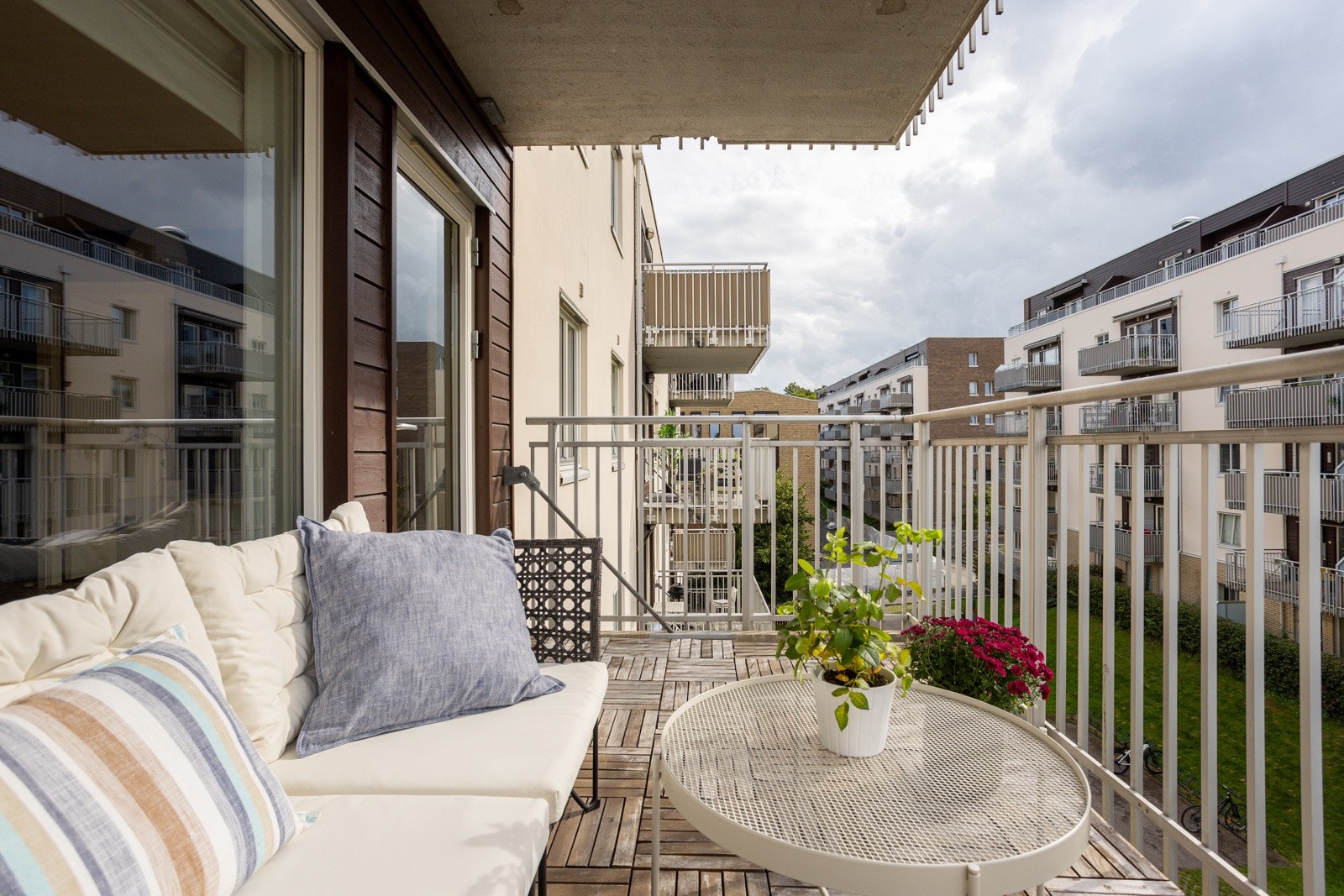 Fra stuen har du utgang til en flott og solrik sydvendt balkong på ca. 8m². Galleribilde