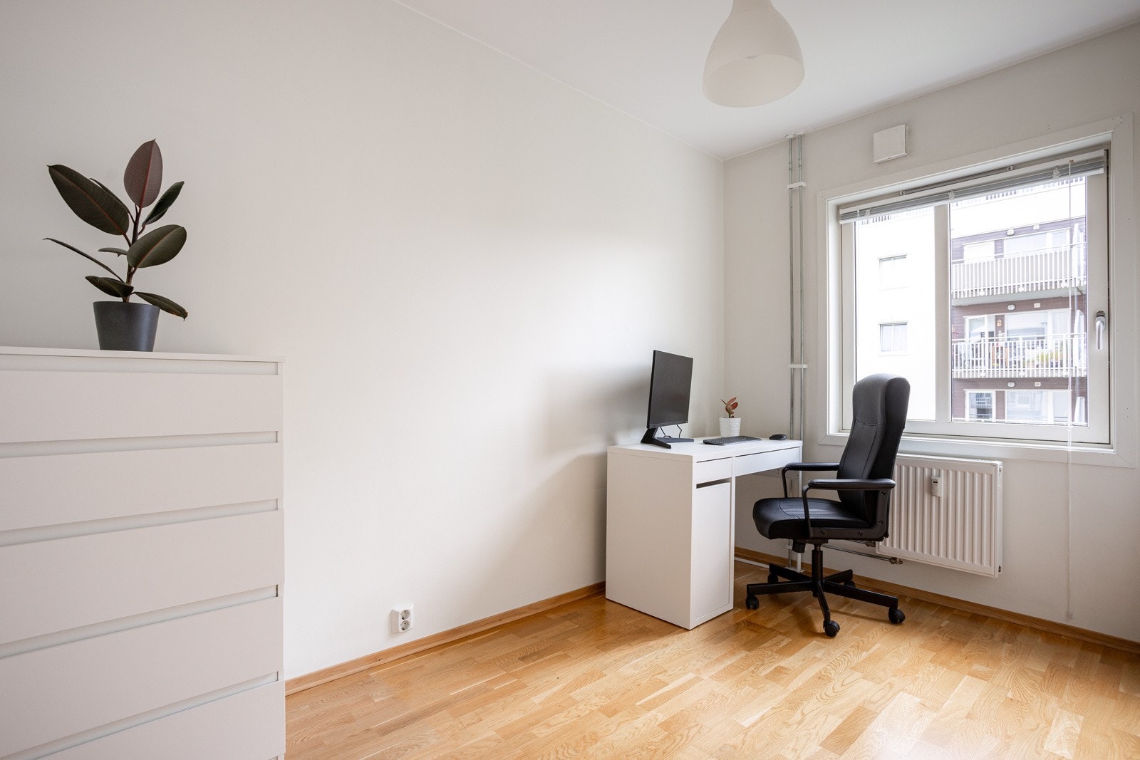 Det andre soverommet er et lyst og fint rom som passer perfekt som barnerom, gjesterom eller kontor. Galleribilde