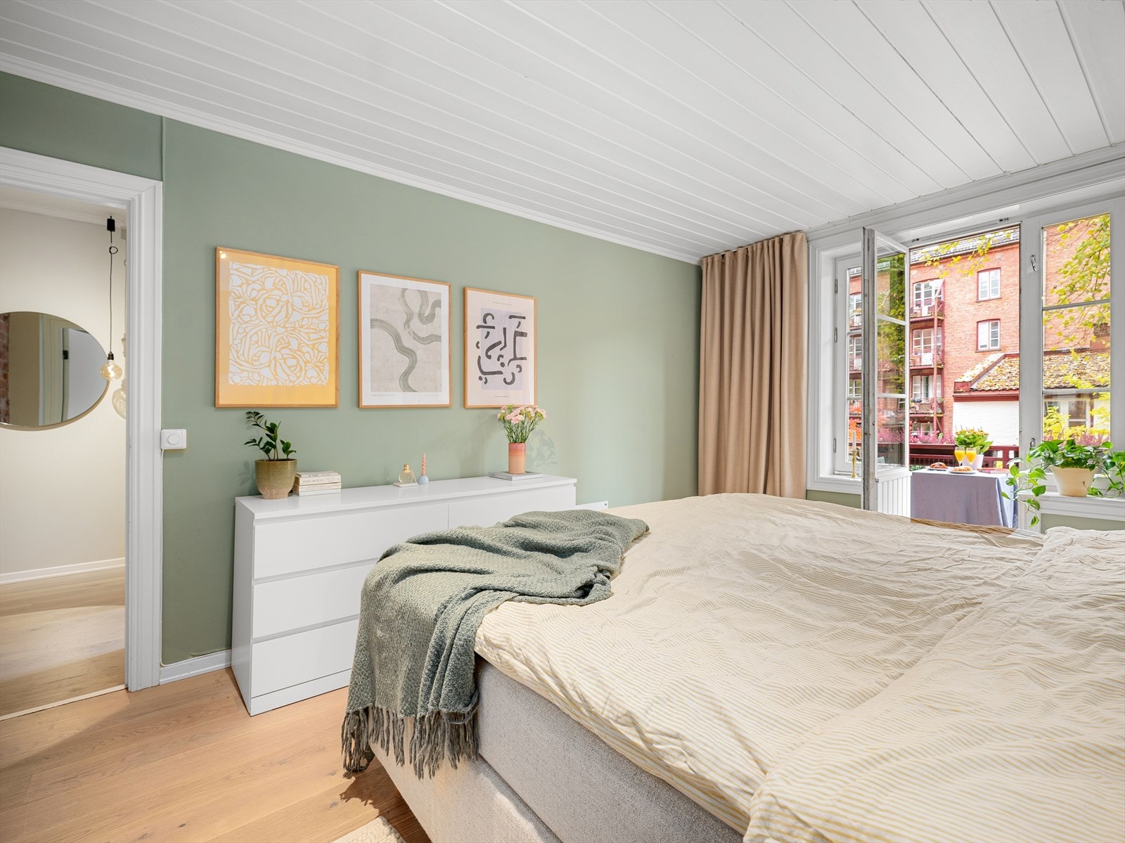 Stort hovedsoverom med utgang til balkong. Galleribilde