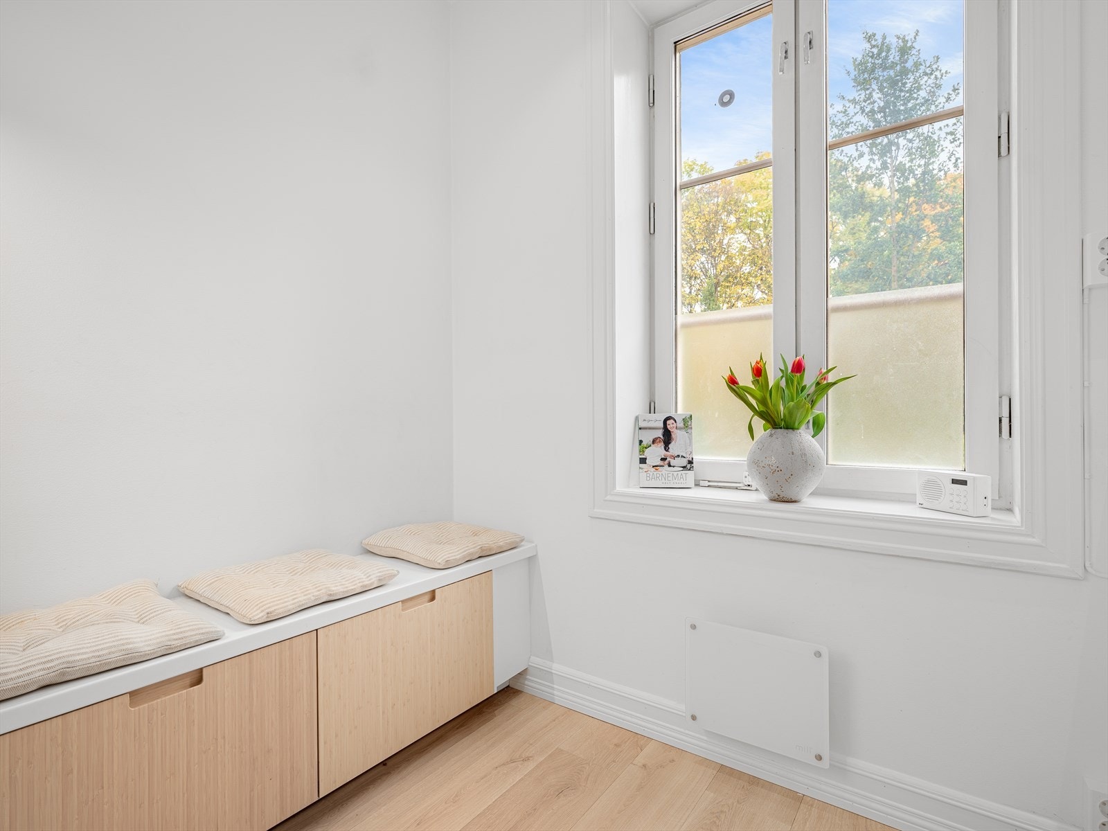 Kjøkkenet har en koselig sittekrok med smart oppbevaring, perfekt for et lite bord hvor du kan nyte morgenkaffen i fred og ro. Galleribilde