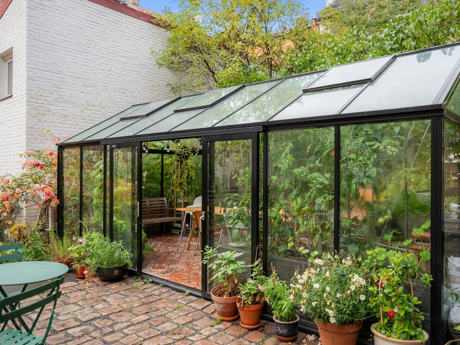 Drivhuset kan leies av beboere fra 18:00 - 23:00, torsdag, fredag og lørdager, ellers står det åpent til bruk for alle. Galleribilde