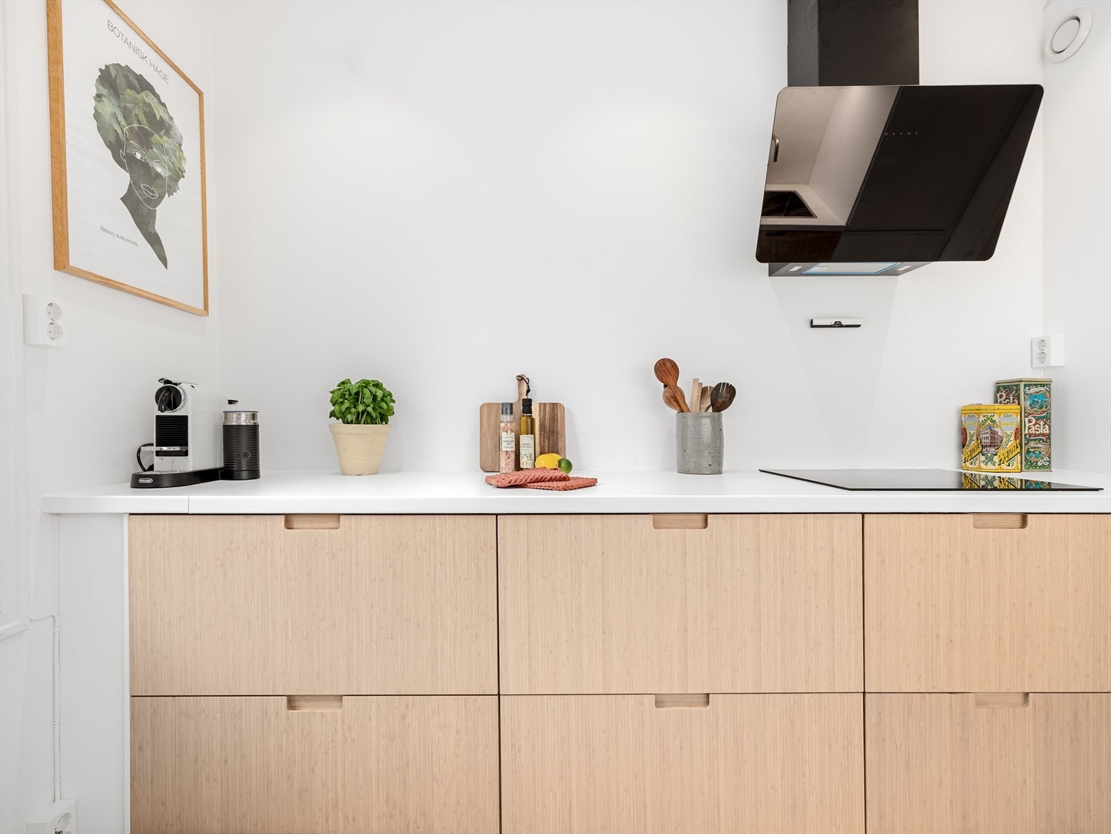 Lekkert med glatte fronter i lys bambus. Galleribilde