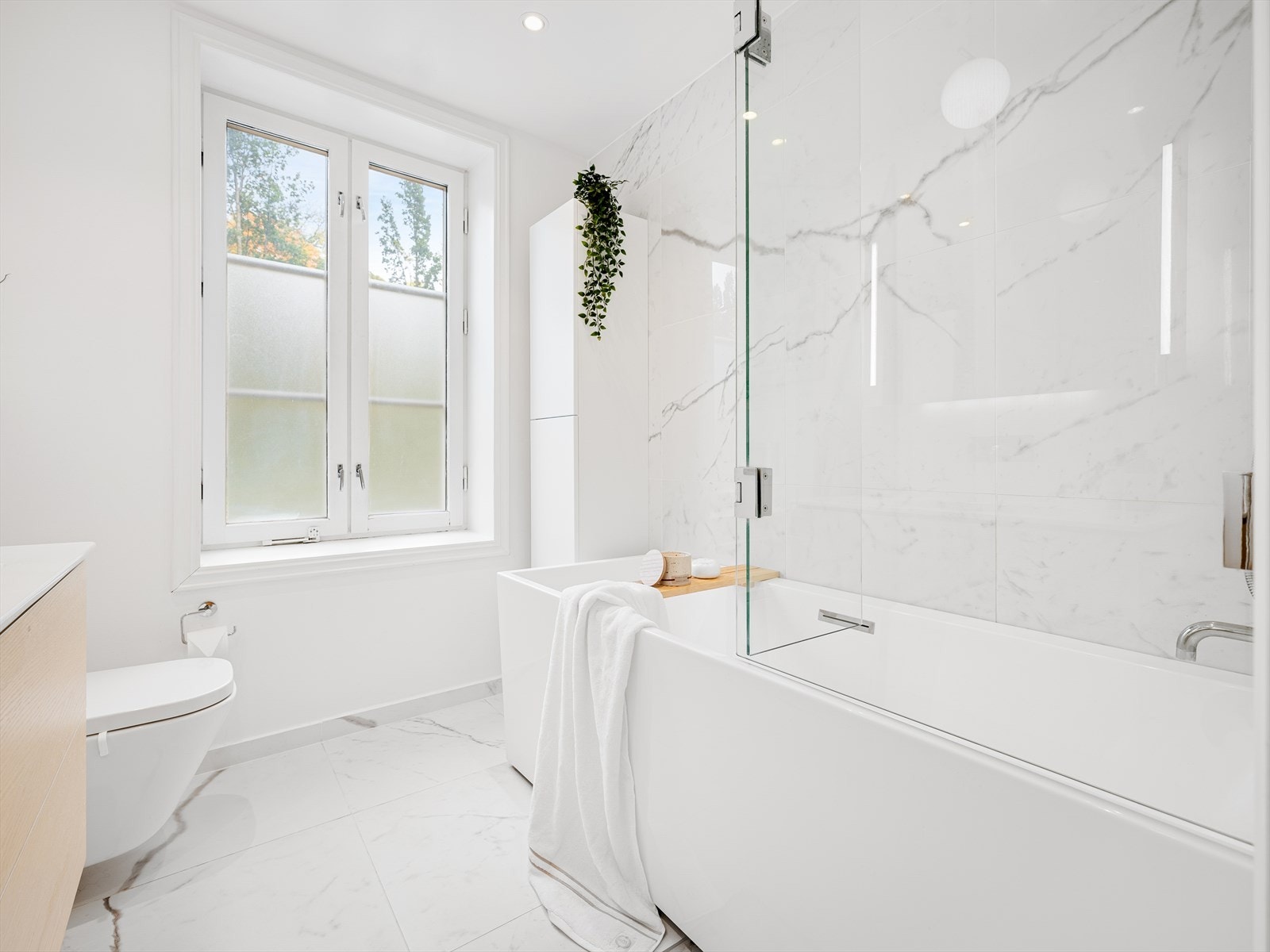 Badet er utstyrt med varmekabler og en elektrisk avtrekksvifte som sikrer god ventilasjon. Galleribilde